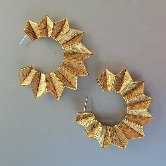 Vintage gold 80s hoop earrings. Chevron style gold hoop style. Gold earrings. - Picture 4 of 6